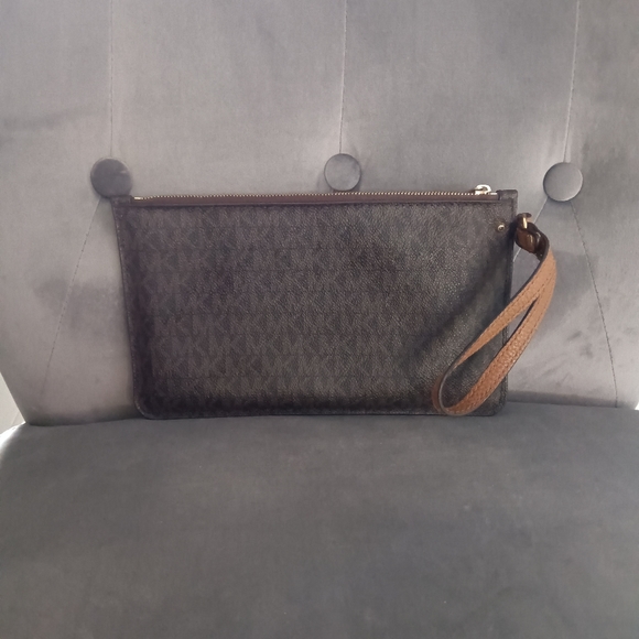 Small Michael Kors Wristlet - Picture 2 of 6